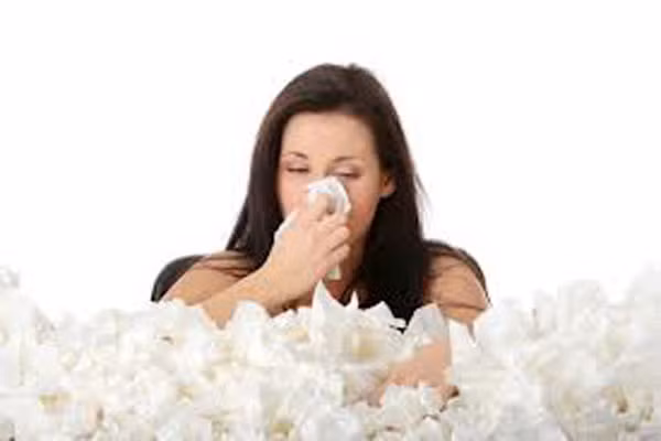  5. Nhạy cảm với mùi hương. Nếu như phản ứng quá mạnh với những mùi hương đặc biệt có nghĩa là cơ thể đang báo động rằng nó mẫn cảm với các chất hóa học trong mùi hương, nó mệt mỏi khi phải chiến đấu với lượng độc hại quá tải, nhất là với những người bị đau đầu hoặc đau bụng chỉ vì mùi hương. 