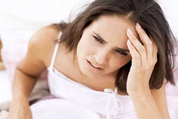  1. Luôn cảm thấy mệt mỏi dù vẫn ngủ đủ giấc. Nguyên do có thể là sự rối loạn hoocmon đang diễn ra khi cơ thể có quá nhiều chất độc hại làm rối hệ thống miễn dịch, tàn phá năng lượng của bạn. Thông thường khi mệt mỏi chúng ta thường uống một tách cà phê hoặc thức ăn ngọt để bổ sung năng lượng, nhưng thực sự những thực phẩm này làm giảm lượng đường và khiến cơ thể càng tồi tệ hơn. 