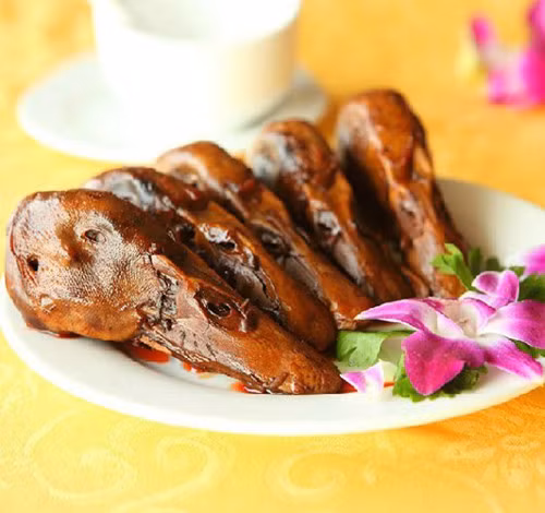 Người ta thường ướp đầu vịt với hơn 30 loại thảo mộc khác nhau để tăng hương vị cho món ăn. Khi ăn thường dùng tay cầm để gặm lớp thịt mỏng bên ngoài rồi tách đôi mỏ khiến phần não hiện ra.