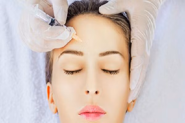 Bác sỹ thẩm mỹ sẽ tiến hành rạch một đường nhỏ ở vùng da có tóc rồi đặt túi silicon vào và khâu vết mổ lại. Kỹ thuật này nhằm tạo độ lồi nhất định vùng trán làm mềm mại khuôn mặt.