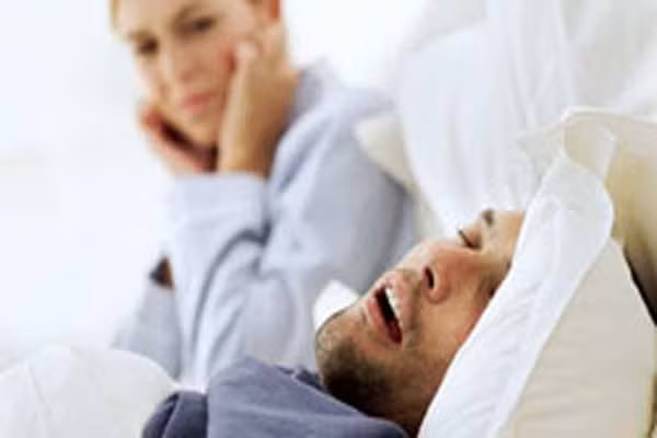  Tiếng ngáy có thể làm điếc tai. Bất kể ai cũng cảm thấy khó chịu khi nghe thấy tiếng ngáy. Trung bình tiếng ồn của giọng nói bình thường là khoảng 60 decibel( là đơn vị đo lường âm thanh dựa trên tính chất của tai người) thì khi ngáy có thể lên tới 80 decibel. Độ ồn trên 80 decibel được xem là có hại đối với tai của con người. 