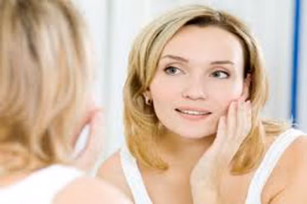  4. Chúng không phải là sự lựa chọn hoàn hảo cho những cô nàng có mụn. Sự tăng nhiệt khi đắp loại mặt nạ này có thể làm tăng số lượng vi khuẩn trên bề mặt da, gây ra mụn trứng cá. Nếu da có thuộc tính dầu và mụn, nên kiểm tra thành phần có trong mặt nạ trước khi sử dụng hoặc đắp thử một ít lên hai má. 