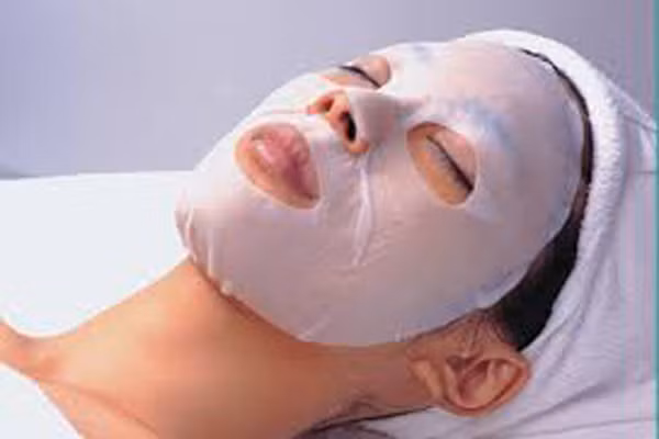  3. Chúng được dùng với vai trò tăng dưỡng ẩm cho da. Tuy rằng, các hãng dược mỹ phẩm quảng cáo rầm rộ, đắp loại mặt nạ tiện lợi này sẽ mang lại những tác dụng khác nhau như ngăn ngừa và trị mụn, song bạn chỉ nên tin rằng nó cung cấp độ ẩm cho da. Do khi bạn đặt một tờ mặt nạ lên mặt, nó sẽ ngăn lượng nước bốc hơi và thẩm thấu vào da bạn làm do da tăng nhiệt trung bình lên. 
