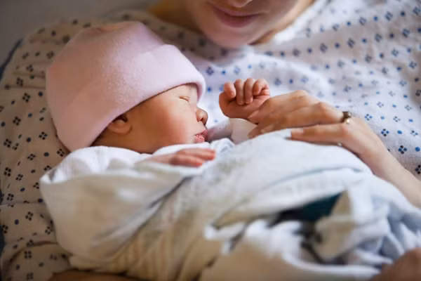  Virus hợp bào hô hấp (RSV). Là một loại virus giống như cảm lạnh, với triệu chứng như ho và viêm màng nhầy, gây khó thở hoặc nhiễm trùng phổi ở trẻ em. Trẻ sinh non có phổi kém phát triển là một yếu tố góp phần làm tăng nguy cơ bệnh RSV và các biến chứng tim phổi. 