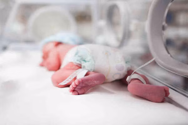  Xuất huyết trong não thất. Trẻ sinh ra sớm hơn 10 tuần có nguy cơ cao nhất bị bệnh này. Do các mạch máu trong não của trẻ chưa phát triển đầy đủ, chúng rất mỏng và có nguy cơ đứt làm chảy máu vào khu vực chứa dịch lỏng (não thất). Trường hợp này, các bác sỹ sẽ đặt một mạch trong não trẻ để giảm bớt áp lực mạch máu. 