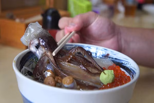  Mì Odori-don tươi sống. Là món mỳ có đặt một con mực ống còn đang sống trên phần mỳ, khi đổ nước tương lên mực, nó sẽ ngoe nguấy các xúc tu như muốn "chạy trốn" ra khỏi bát. Đối với những người sợ đồ tươi sống, có thể món ăn này thật khủng khiếp, tuy nhiên với người Nhật, trải nghiệm món ăn này mới thực sự thú vị. 