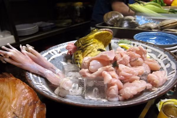  Sasimi ếch sống. Ếch sau khi mua về đem rửa sạch, lột da, giữ nguyên đầu và bỏ nội tạng. Các phần thịt ếch được xếp lên đĩa có đá lạnh cùng với đầu ếch. Khi thưởng thức món này, phần đầu ếch vẫn thở phập phồng và mắt vẫn chớp mới được quyết định là ngon. Nhiều du khách cảm thấy không thể "nuốt" trôi nhưng người Nhật lại thản nhiên thưởng thức rất ngon lành, thích thú. 