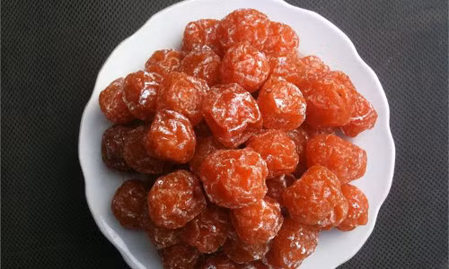 Mứt mận Bắc Kạn trở thành đặc sản bởi hương vị đặc trưng riêng và hấp dẫn. Mứt mận nâu sậm, trong veo, cắn vào thấy dai và có vị ngọt. Chế biến mứt mận rất cầu kỳ, trước tiên phải chọn loại mận chát và đắng, rồi sau đó phải khía từng quả mận để khi nấu mận ngấm đường. Ảnh: hoclamgiau
