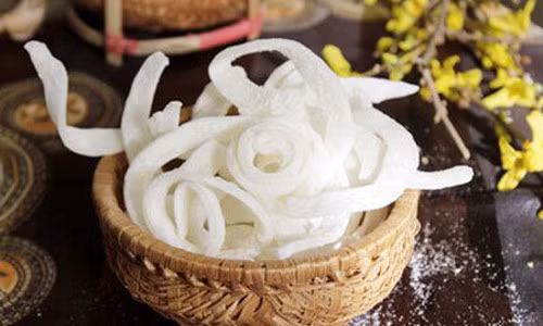 Mứt dừa non Bến Tre. Nhắc đến mứt chắc chắn không thể không nhắc đến những mẻ mứt dừa mềm, béo ngậy thơm phức ở Bến Tre. Dừa chọn làm mứt là những quả dừa quả to, non vừa, tránh những quả quá khô mứt cứng làm giảm vị thơm ngon của mứt. Ảnh: matonghungyen