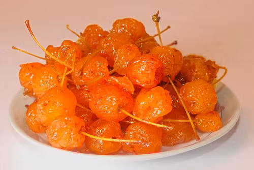 Mứt táo mèo Sa Pa. Đây là một loại mứt đặc sản của người dân tộc ở Sa Pa. Táo mèo thuộc loại cây rừng nên khá hiếm. Táo mèo sau khi thái miếng mỏng phải ngâm qua đêm với nước muối để loại bỏ vị chát. Sau đó vớt táo mèo ra phơi qua 1 nắng cho héo. Ảnh: triducfood