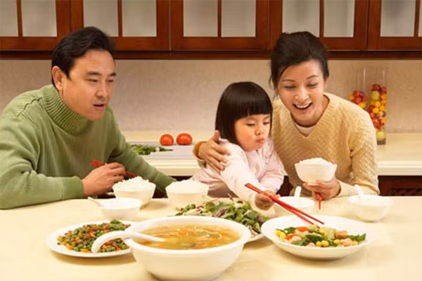 Cho con ăn đủ trước khi ra ngoài chơi. Nên cho bé ăn một bữa ăn lành mạnh trước khi cho bé đi ra ngoài chơi hoặc đi chúc Tết. Hoặc khi tối về, bạn nên nhớ cho con ăn tối như bình thường… Điều này sẽ giúp con thờ ơ với bánh kẹo.