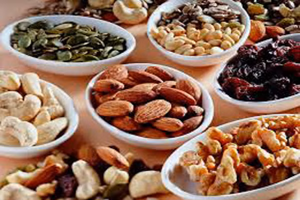  Thay thế các loại kẹo bằng hoa quả hay các loại hạt như hạt điều, hạt dẻ, ngũ cốc nguyên hạt. Bằng cách này, không những có thể hạn chế trẻ ăn ngọt mà những loại hạt này còn rất tốt cho sức khỏe của con.