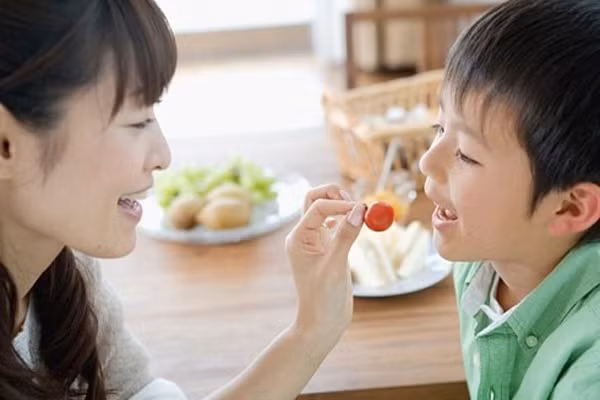Hoặc để con thoái mà mẹ cũng yên tâm, khi cho bé ăn kẹo, bạn hãy chú ý tới thành phần của chúng. Luôn cho bé ăn kẹo que được chế biến từ mật ong hoặc kẹo vừng.