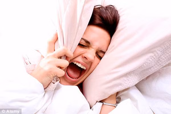 3. Bệnh tâm thần. Một nghiên cứu Anh mới phát hiện ra rằng trẻ em bị ác mộng thường xuyên hoặc sợ hãi ban đêm có nguy cơ bệnh tâm thần ở tuổi vị thành niên. Vì vậy, cha mẹ hãy quan tâm đến trẻ nếu như chúng bị ác mộng triền miên qua ngày, qua tháng hoặc qua năm.