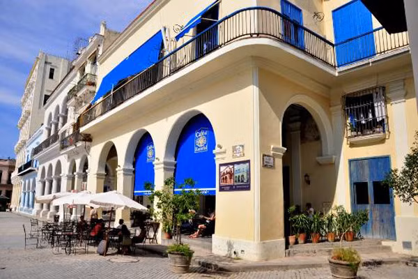 Havana, Cuba. Nếu từng nhấp một ngụm cà phê nơi đây, bạn sẽ chẳng thể nào quên đất nước này. Thành phố bình dị này phục vụ nhiều loại cà phê từ cà phê mạnh đến các loại ngọt ngào. Espresso được lựa chọn phổ biến và các quán nổi tiếng nhất là Cafe Bohemia, Cafe Escorial, La Chucheria
