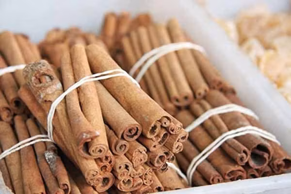 4. Quế. Có thể thêm quế vào để tăng hương vị cho bất cứ món ăn nào. Một nghiên cứu được tiến hành tại Cơ quan Nghiên cứu Nông nghiệp Mỹ cho thấy quế có chất MHCP làm cho các tế bào mỡ nhạy cảm hơn với insulin của cơ thể, giúp đỡ trao đổi glucose. Do vậy, nó có thể là công cụ giảm cân tuyệt vời cho bất cứ ai. Thêm một muỗng cà phê quế vào bột yến mạch, trà, cà phê sẽ chẳng cần đến chế độ ăn kiêng quá nghiêm ngặt.