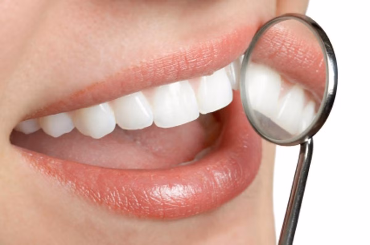 Răng. Bắt đầu vào tuổi 40, chúng ta sản xuất ít nước bọt, vì vậy răng và nướu dễ bị sâu. Vì thế bệnh teo rút nướu răng là phổ biến ở người trên 40 tuổi.