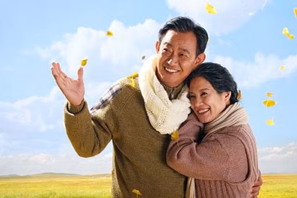 Bắt đầu lão hóa ở tuổi 65, giọng nói trở nên trầm và khàn hơn. Do các mô mềm trong dây thanh quản yếu, ảnh hưởng đến độ vang, thanh của giọng nói. Giọng phụ nữ có thể trở nên khàn và thấp hơn, trong khi đàn ông có thể trở nên mỏng hơn và cao hơn.