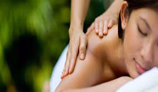  2. Massage trị liệu (Massage Therapy) là một sự kết hợp tinh tế giữa nghệ thuật và y học. Mục đích chính của massage điều trị là đẩy mạnh tĩnh mạch về tim từ phần cuối cùng của tay, chân. Massage điều trị có hiệu quả để giảm các triệu chứng bệnh bằng cách làm xoa dịu sự căng cơ, kích thích lưu thông máu đến các mô cơ, phá vỡ và loại bỏ độc tố, cân bằng ôxy trong não, làm thư giãn hệ thần kinh và tinh thần. 