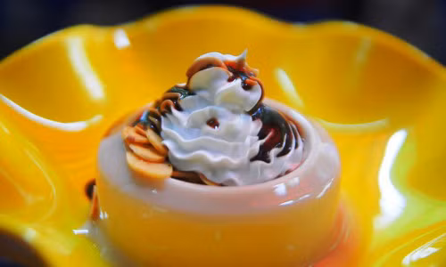 Panna Cotta. Món tráng miệng đến từ Ý này thường được bán ở các quán cafe mang phong cách châu u. Panna Cotta có độ trơn, mịn, dai mềm nhẹ nhàng, tan ngay trong miệng. Món này rất được ưa chuộng vào mùa hè. Ảnh: kenh14 