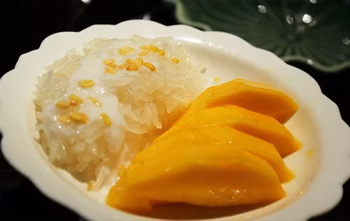 Xôi xoài là món xôi nổi tiếng ở Thái Lan. Xôi được nấu từ gạo nếp ngọt thơm, có vị béo bùi của cốt dừa, ăn cùng xoài hay sầu riêng đều thơm ngon hết ý. Ảnh: viettintravel