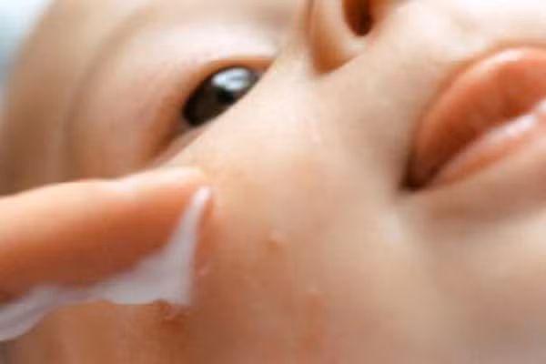 Trị vết côn trùng cắn. Nếu nhà bạn có sẵn lọ giấm táo, bạn cũng nên sử dụng thoa giấm táo lên các nốt muỗi đốt bằng cách nhúng một chút bông sao cho nước giấm táo thấm lên bông và thoa chúng lên các nốt muỗi đốt. Giấm táo sẽ giúp làm giảm ngứa và phát ban da trong vòng vài phút vì chúng có chất chống ngứa.
