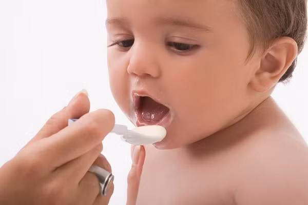  Giai đoạn 6 - 9 tháng. Sữa vẫn sẽ chiếm khoảng ¾ tổng lượng thức ăn bé cần mỗi ngày. Sang tháng thứ 9, bưã ăn dặm và lượng sữa sẽ bằng nhau. Từ tháng 6-8 nên cho bé ăn thịt gà, cá. Cho bé ăn tất cả các loại rau, khi bé mới bắt đầu tập ăn dặm nên tránh các loại rau củ có thể làm bé bị đầy bụng khó tiêu như các loại rau giàu nitrate (như rau diếp, củ cải đường, bắp cải, cần tây...) 