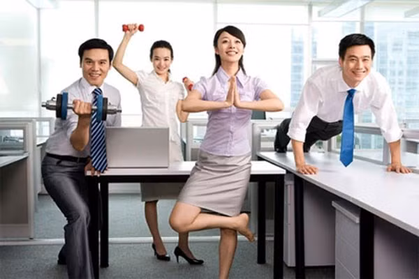 Đứng lên nhiều hơn. Một số lượng ngày càng tăng của nghiên cứu cho thấy, thời gian bạn ngồi nhiều sẽ kéo theo hàng loạt rủi ro về sức khỏe như béo phì, tim mạch và tiểu đường. Đó là lý do một số người gọi “bệnh ngồi” ám chỉ, thói quen xấu này gây ảnh hưởng đáng sợ đến sức khỏe như thế nào.