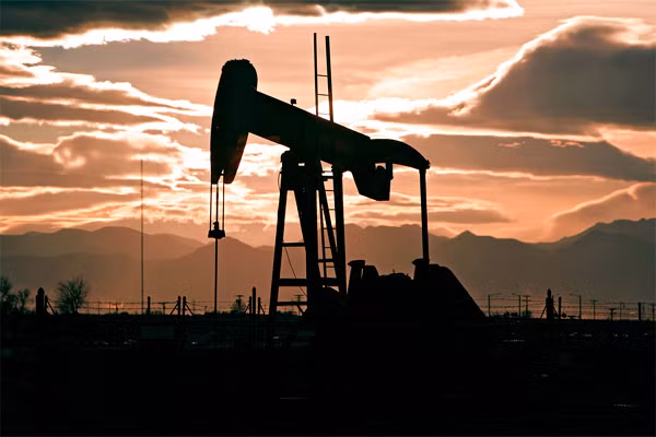  4. Kỹ thuật khai thác dầu fracking. Kỹ thuật thủy lực bẻ gãy, còn được gọi là "fracking", là việc bơm nước áp lực cao trộn với cát và hóa chất để cắt phá đất đá, qua đó giải phóng dầu và khí đốt bị kẹt lại trong lớp đất đá. Kỹ thuật này được xem như chìa khóa chính giúp người ta khai thác tiềm năng dầu khí. Song những nguy hại của kỹ thuật khai thác này là vô cùng lớn. 47% những người Mỹ đã kiên quyết chống lại việc sử dụng fracking. 