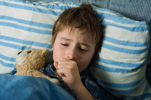  6. Bệnh ho gà. Các bệnh về đường hô hấp có thể là một kẻ giết người hàng loạt với những ai chủ quan. Từ tháng Giêng đến giữa tháng Tám năm 2014, đã có hơn 17.000 trường hợp bệnh ho gà ở Mỹ - tăng 30 phần trăm so với cùng kỳ năm 2013. Trung tâm Kiểm soát và Phòng ngừa dịch bệnh dự đoán, năm 2015, căn bệnh nhẹ mà nặng này sẽ không hề thuyên giảm. 