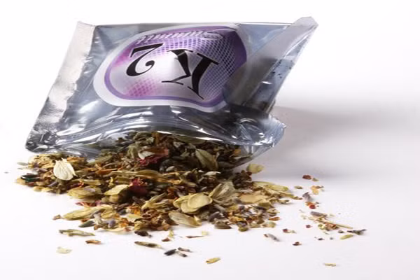  5. Ma túy tổng hợp. Thường được gọi đơn giản là "Spice". Khác với cần sa và cocaine tự nhiên được lấy từ thảo mộc, các chất ma túy tổng hợp đều là những hóa chất trộn với thảo mộc khô. Đôi khi các chất ma túy tổng hợp này đươc bán như là những chất tỏa mùi thơm. 