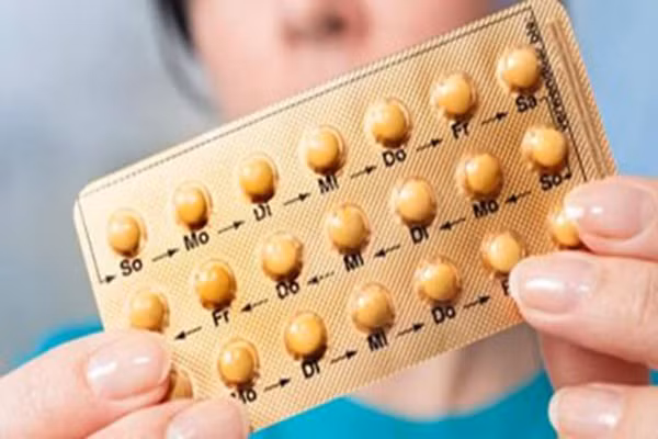 4. Làm đẹp da, chữa mụn trứng cá. Thuốc tránh thai sẽ làm giảm nồng độ testoterone (thủ phạm gây mụn trứng cá) của cơ thể nếu như chị em dùng với số lượng nhỏ.