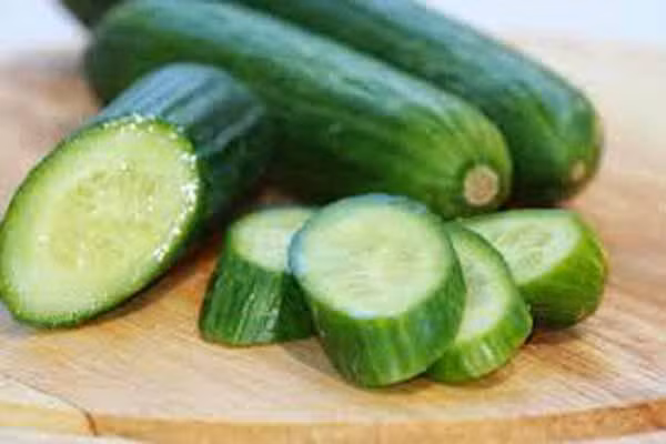 Vỏ dưa leo. Vỏ dưa leo rất giàu vitamin và khoáng chất. Nó có tác dụng lợi tiểu, giảm sưng phù và viêm cho trẻ. Vì vậy khi ăn dưa leo nên để cả vỏ.