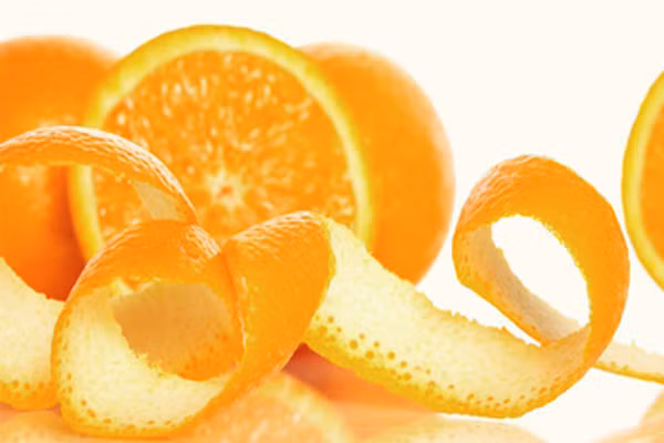 Cam quýt. Mẹ có thể cắt lớp vỏ cam mỏng bên ngoài để lại phần dầy cam cho con ăn. Phần này có chứa rất nhiều chất xơ, cho trẻ ăn có tác dụng đề phòng viêm gan, tiêu độc và long đờm hiệu quả khi bé bị cảm cúm. Hoặc mẹ nặn tinh dầu từ vỏ vào nước nóng cho con xông mũi thì sẽ rất hiệu quả đấy.