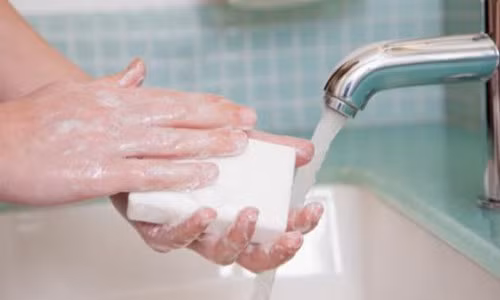Rửa tay bằng xà phòng. Rửa tay sạch sẽ bằng xà phòng với nước ấm trong vòng ít nhất 20 giây để loại bỏ vi khuẩn trước và sau khi chế biến thực phẩm. Ảnh: trithucsong