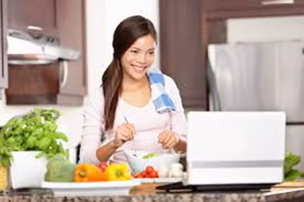  5. Đừng bỏ qua công thức nấu ăn. Mua một cuốn sách dạy nấu ăn cơ bản hoặc tìm kiếm công thức nấu ăn trên mạng. Có những gợi ý trong sách dạy công thức rất hữu ích như: phải luộc bao lâu thì trứng mềm hay cách luộc thịt chín đều… Tham khảo lời khuyên hoặc mẹo nhỏ của những người sành nấu ăn cũng là cách tốt để bạn bổ sung kiến thức nấu ăn cho mình. 