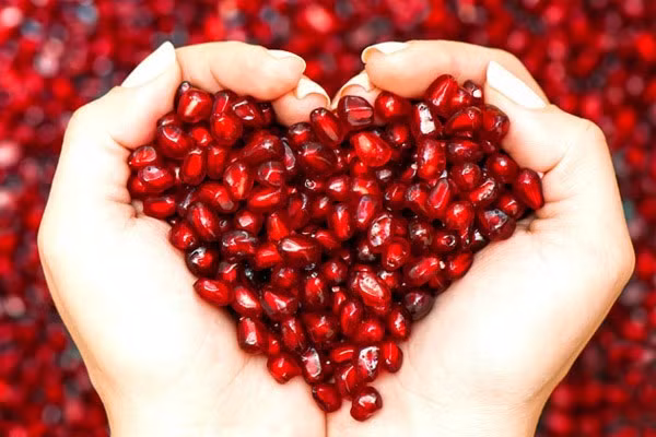 Có thể liệu pháp thay thế hooc môn estrogen sau mãn kinh cũng tăng rủi ro ung thư tử cung. Hiện nay đã có kỹ thuật lấy progestin tổng hợp, một hình thức của các hormone progesterone với estrogen - liệu pháp hormone thay thế thực sự làm giảm nguy cơ ung thư nội mạc tử cung. Tuy nhiên, sự kết hợp này lại có thể gây ra nguy cơ sức khỏe khác, chẳng hạn như cục máu đông hay ung thư vú.