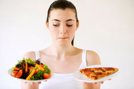 Thêm những màu sắc vào bữa ăn không những thêm phần sinh động nhưng cũng phải loại trừ những thực phẩm có hại để tránh nguy cơ bị ung thư. Hãy hạn chế các loại nước uống giải khát, rượu bia, những loại thịt chế biến, các loại thực phẩm có lượng natri cao cũng phải đề phòng. Có như vậy, mới mong ung thư loại bỏ mình.