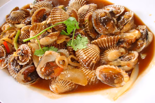Sò. Sò nói riêng và các động vật biển nói chung là những thực phẩm nhiều đạm, và nhiều chất purin. Các chuyên gia y tế khuyên bạn nên hạn chế ăn đồ biển, vì chất purin có trong đồ biển sẽ làm sản sinh ra các tinh thể acid uric ứ đọng trong các mô mềm và khớp. Định lượng đồ biển an toàn cho mỗi người là 120 - 170g/ ngày.