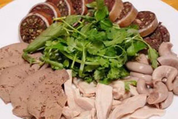 Nội tạng động vật, như gan, thận, lá lách. Nhóm thực phẩm này chứa nhiều nucleoprotein, khi tiêu hóa sinh ra các chất purin, acid uric. Không chỉ tiềm ẩn nguy cơ mắc bệnh gout mà còn không tốt cho tim mạch, không có lợi cho huyết áp, làm huyết áp tăng cao.