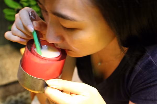Để thưởng thức món sinh tố 2 trong 1 độc đáo này, bạn hãy ăn hết phần sinh tố bên trong, rồi mới ăn lớp rau câu bên ngoài. Vị thanh thanh, mát mát của thạch rau câu cùng vị béo ngậy của sinh tố bên trong rất phù hợp cho những ngày nắng nóng ở Sài Gòn. Ảnh: Fbnv.