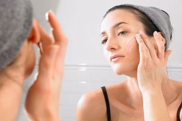  1. Chọn loại kem có thành phần tẩy tế bào chết. Nó sẽ làm cho bạn trông tươi trẻ, loại bỏ da chết, mụn đầu đen và lớp dầu dư bám bề mặt da. Các đặc tính tẩy tế bào chết trong kem chống lão hóa cũng giúp cho da bạn căng mịn và trẻ trung. 