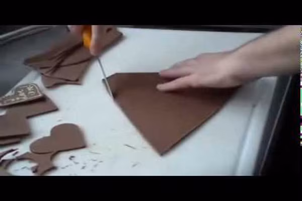 Gọt hình trái tim. Ảnh cắt từ clip.
