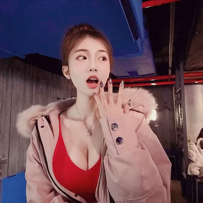 Ít người biết rằng người mẫu trẻ đã là mẹ của một cậu con trai 3 tuổi. Vivian hiếm khi chia sẻ hình ảnh của con trai nhằm bảo vệ cuộc sống cá nhân của bé.