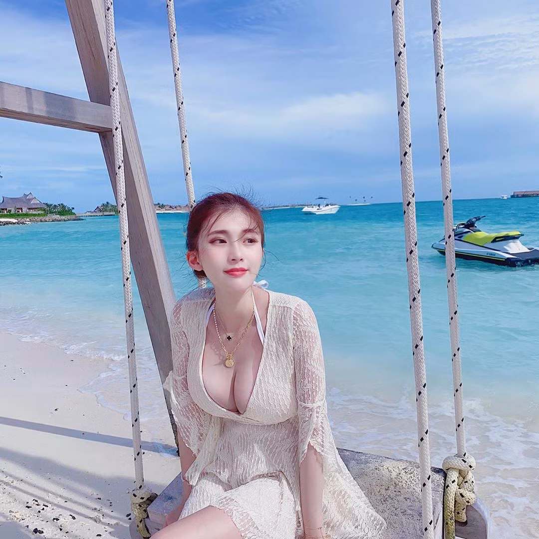 Với lợi thế ngoại hình, người đẹp 26 tuổi trở thành mẫu nội y với nhiều hợp đồng từ các thương hiệu có tiếng. Cô cũng nhận quảng cáo thông qua trang cá nhân. Với lượng người theo dõi lớn, số tiền 9X kiếm được từ mỗi bài viết không hề nhỏ.