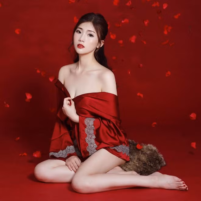 Tháng 10/2019, lần đầu tiên hot girl Đài Loan góp mặt trong một MV. Cô trở thành nữ chính trong bài hát của nghệ sĩ Namewee. Diễn xuất của cô nàng nhận nhiều lời khen từ khán giả.