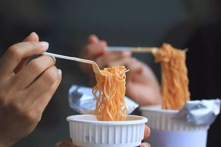 Tích trữ mì ăn liền khi dịch bùng phát, coi chừng sức khỏe lao dốc vì điều này Tich tru mi an lien khi dich bung phat, coi chung suc khoe lao doc vi dieu nay