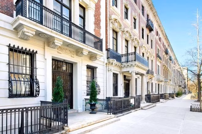  Căn penthouse của nữ diễn viên Anne Hathaway nằm trên đỉnh của một ngôi nhà phố mang phong cách Georgia hiện đại được xây từ đầu thế kỷ 20. Gia đình Anne Hathaway được cung cấp một lối đi riêng bằng thang máy để đến căn hộ của mình.