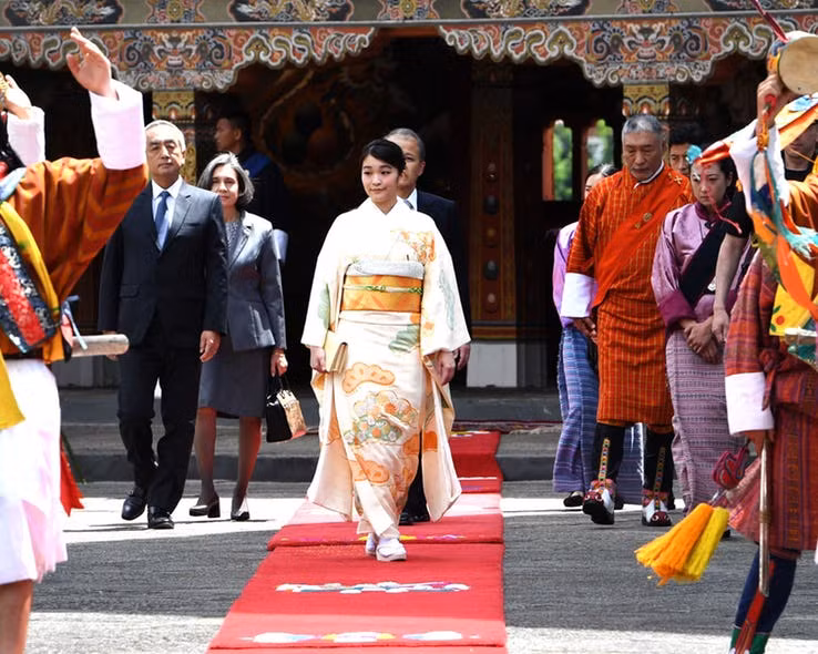 3. Kiểm duyệt chặt chẽ: Cơ quan nội chính Hoàng gia Nhật Bản kiểm soát gần như tất cả các thông tin sắp ra về gia đình. Các nhà báo Nhật Bản công tác tại các tòa soạn uy tín, đều thuộc về cơ quan báo chí Nhật Bản. Nếu họ muốn giữ bí mật, họ phải tuân theo một quy trình thường lệ để báo cáo về gia đình hoàng gia. Họ phải gửi bất kỳ câu hỏi nào họ có cho cơ quan này để được chấp thuận, điều đó được hiểu rằng các câu hỏi cần phải nhẹ nhàng và tôn trọng - không có câu hỏi khó cho hoàng đế. Chính sách kiểm soát chặt chẽ này thực sự tương đối mới. Từ năm 1945 đến năm 1961, báo chí trong nước khá cởi mở về vị hoàng đế của họ. Sau đó, vào những năm 1960, một người cực đoan đã viết châm biếm về các nhà cách mạng 'hạ bệ' gia đình hoàng gia. Những người cực kỳ ủng hộ chủ nghĩa dân tộc và cơ quan nội chính hoàng gia Nhật đã phát điên lên, và sau đó, vào ngày 1/2/1961, một thiếu niên đột nhập vào các văn phòng tạp chí nơi cuốn sách được xuất bản và giết một người giúp việc. Sau đó, báo chí trở nên vô cùng thận trọng khi hỏi về gia đình hoàng gia.