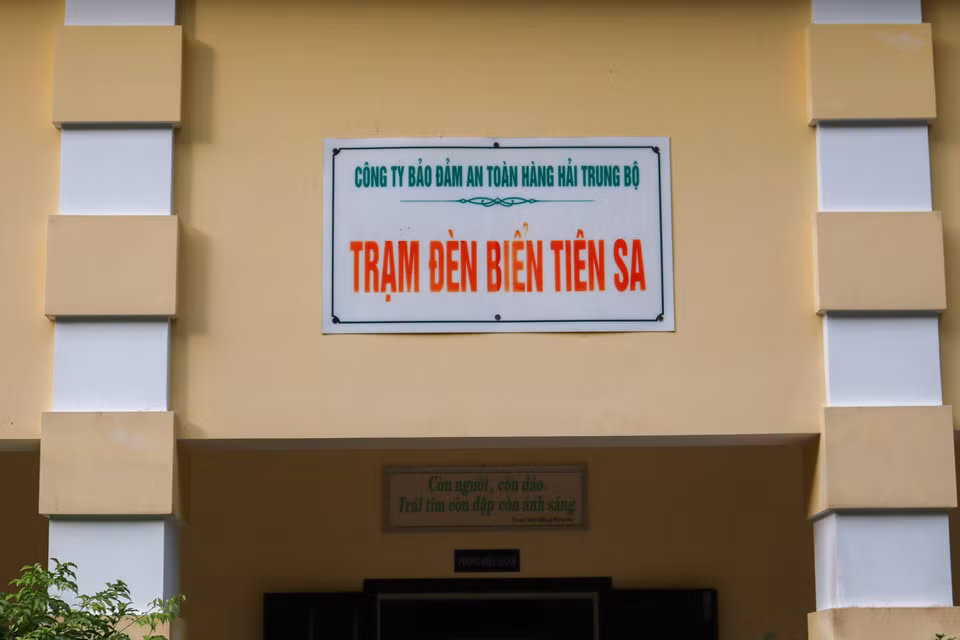 Hiện hải đăng Tiên Sa thuộc Trạm đèn biển Tiên Sa, do Công ty bảo đảm an toàn hàng hải Trung Bộ quản lý. Mỗi du khách tới đây sẽ được chào đón giới thiệu về thời gian, phương thức hoạt động của ngọn hải đăng, nhằm góp phần nâng cao hình ảnh du lịch TP Đà Nẵng.